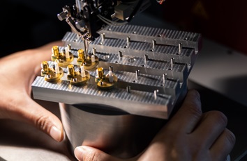 Rack Mountable Superconducting Nanowire Single Photon Detectors IGLU compressor